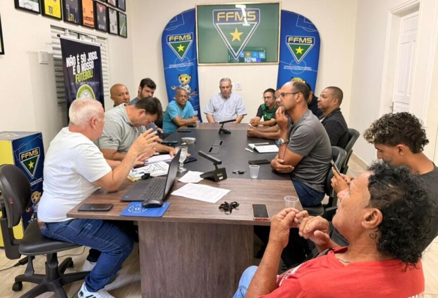  Dirigentes participam presencialmente e remotamente da reunião na sede da Federação (Foto: Gildo Tavares/FFMS)
