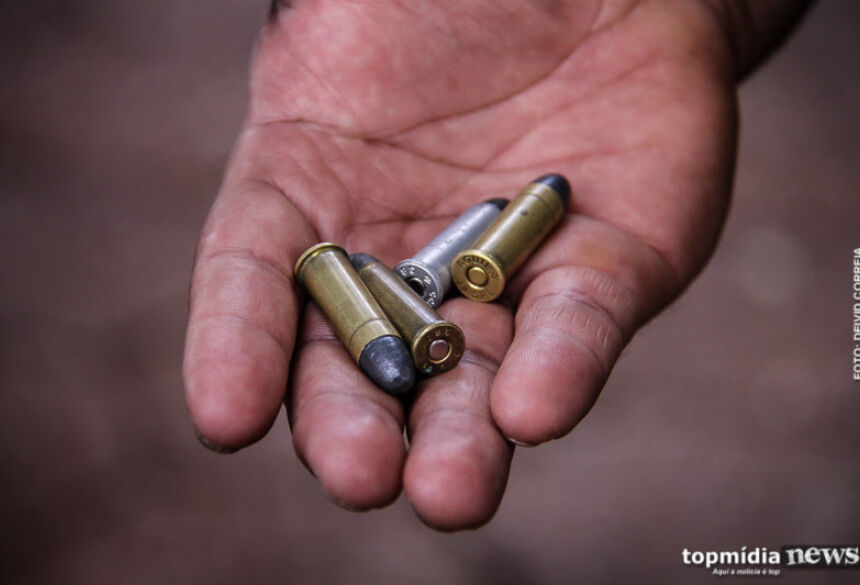 À polícia, ele relatou que trafegava pela rua quando foi surpreendido por um homem que efetuou vários disparos em sua direção
