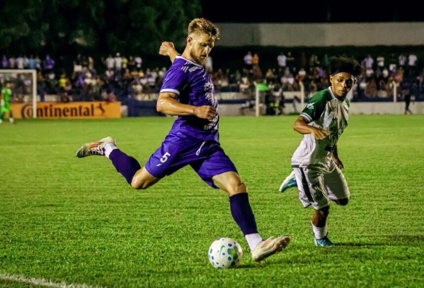Com gol do volante Fogliato, o Ivinhema eliminou o Independente na primeira fase (Foto: Rodrigo Moreira/@rmp.fotografia)
