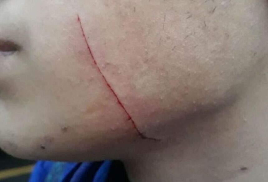 O homem foi acordado pelos policiais e relatou que estava na festa desde as 19h consumindo bebidas alcoólicas