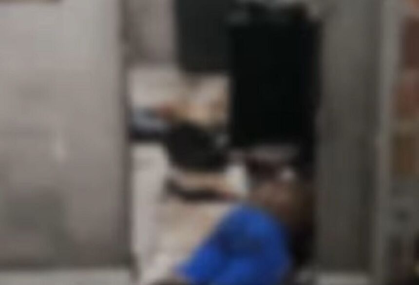 O corpo de Vilson Fernandes foi encontrado entre a cozinha e a sala do imóvel, apresentando ferimentos nas costas