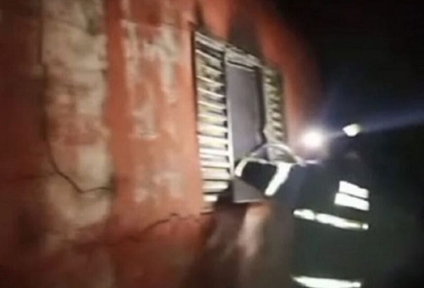  O incêndio foi controlado por familiares antes que se espalhasse pelo imóvel