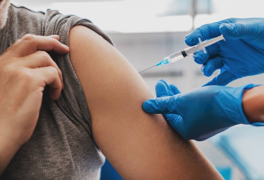 A imunização é uma das principais formas de prevenção, ajudando a reduzir internações e agravamentos relacionados à doença