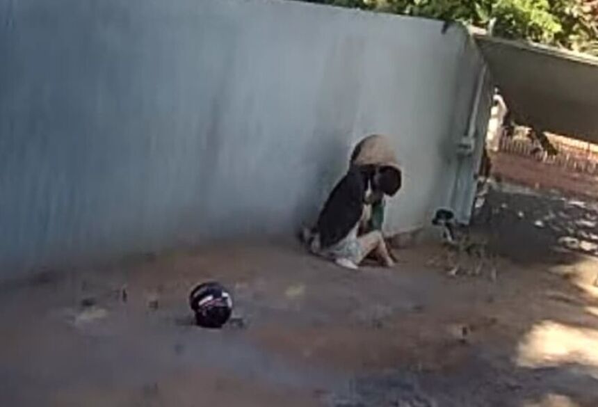 Em imagens gravadas por câmeras de segurança da residência, é possível ver a jovem lutando para se livrar do ataque do cão