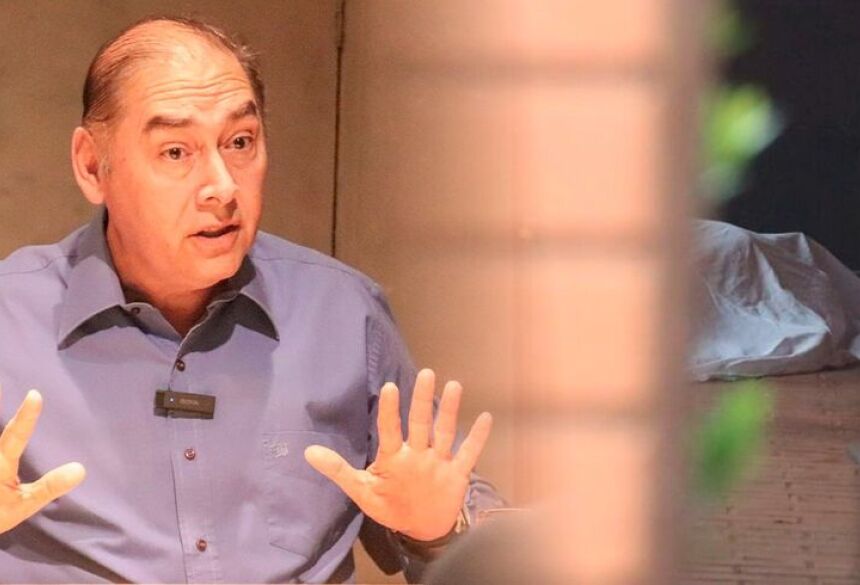 O ex-prefeito relatou que, ao chegar ao local, viu um dos indivíduos, vestindo camisa preta, se movimentar em sua direção, próximo a um pilar
