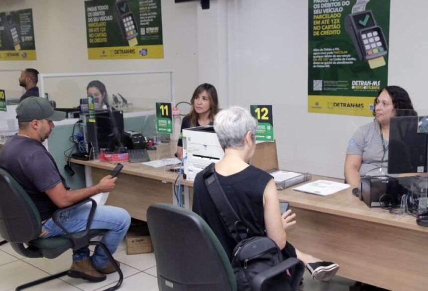 Para quem for resolver pendências online, vale atenção na hora do pagamento: boletos pagos por código de barras dependem do horário bancário para compensação
