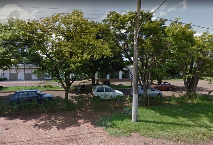 Horas depois, ele retornou à Unidade de Acolhimento, pulando o muro do local com pedras nas mãos