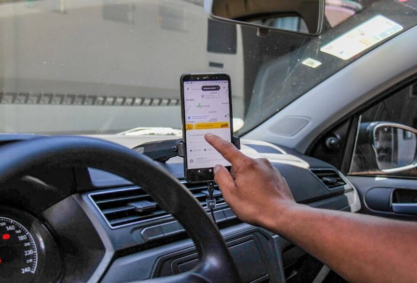 A motorista afirmou que teve receio, temendo por sua integridade física, já que suspeitava que o indivíduo pudesse estar armado