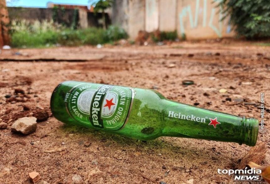 Ao chegarem ao local, os policiais foram informados de que a briga envolvia várias pessoas