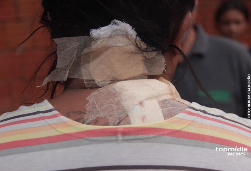 O suspeito foi localizado ainda no local, já contido por moradores, com mãos e pés amarrados 