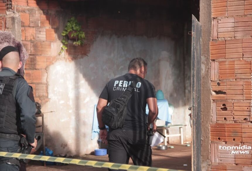 O homem foi encontrado caído no chão, no interior do quarto