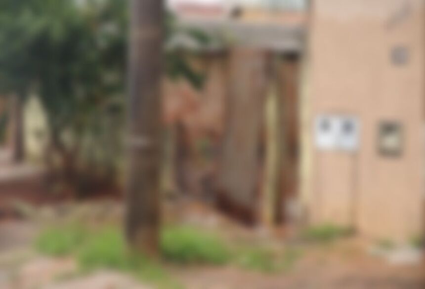 A vítima afirma que a motivação das agressões na segunda-feira foi um material  de construção localizado entre a casa das envolvidas