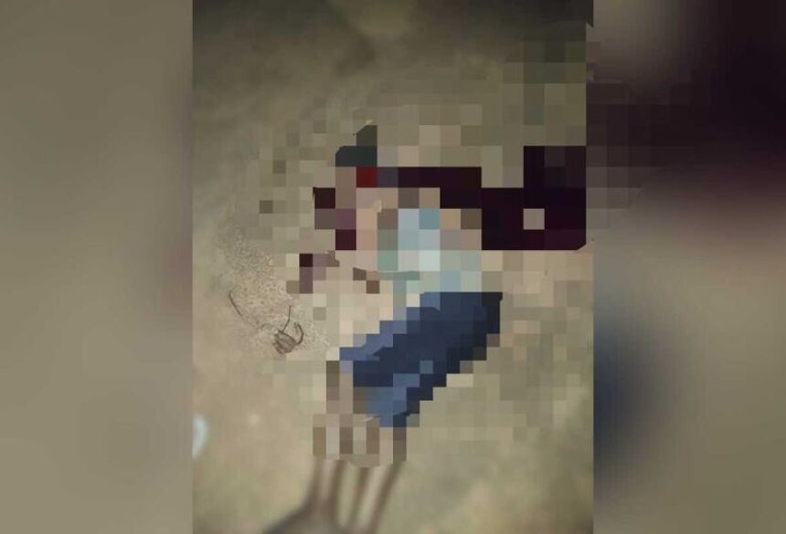 A vítima mulher teve os dedos da mão decepados e ficaram caídos juntos dos óculos