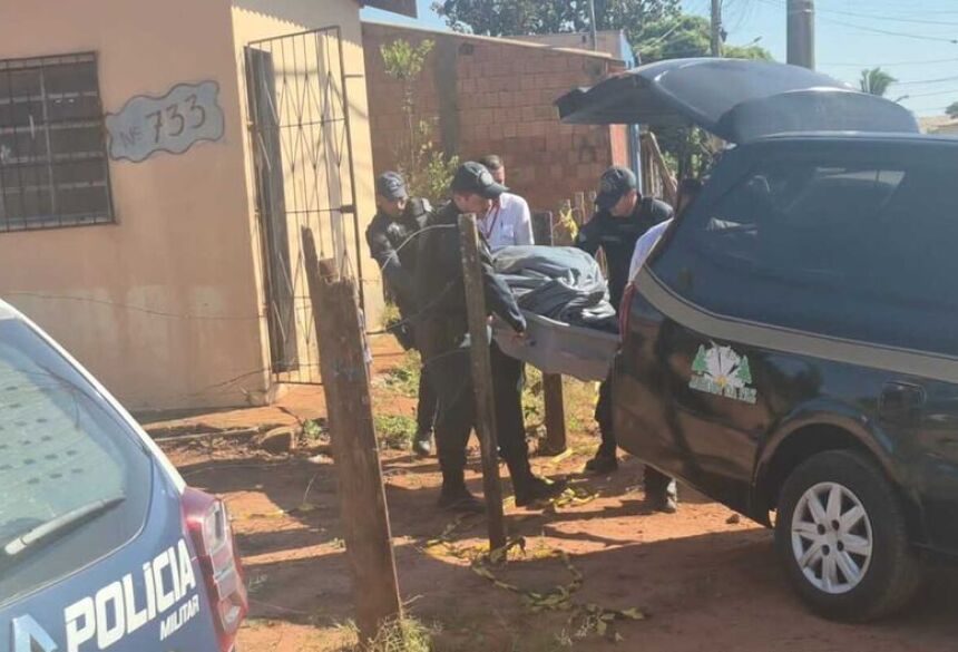 Após sair do banheiro, Carlos teria entrado em surto e começado a ameaçar os dois jovens de morte, momento em que se apossou de um facão e avançou contra os dois rapazes