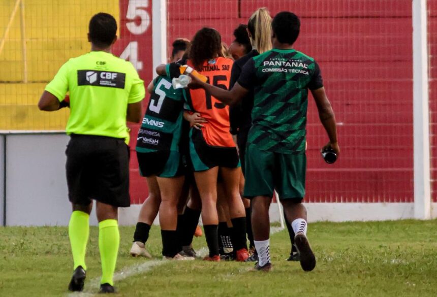 Jogadoras do Pantanal comemoram gol na virada sobre o Planalto no Jacques da Luz (Foto: Rodrigo Moreira/@rmp.fotografia)