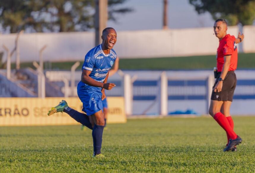 Vitão, nos primeiros minutos de jogo, marcou o gol da vitória do Azulão do Vale (Foto: Ribero Jr)