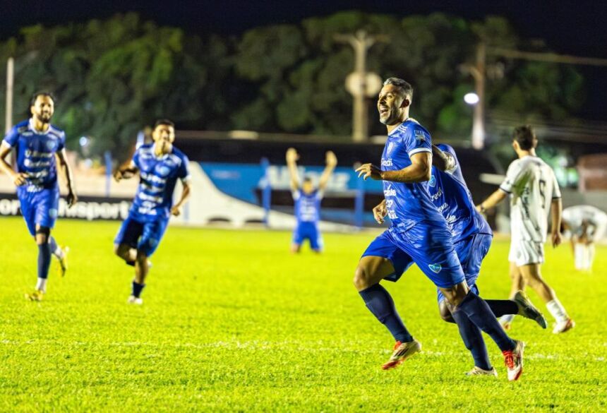Alisson Costa comemora o belo gol que marcou na vitória do Ivinhema no Saraivão (Foto: Ribero Jr)