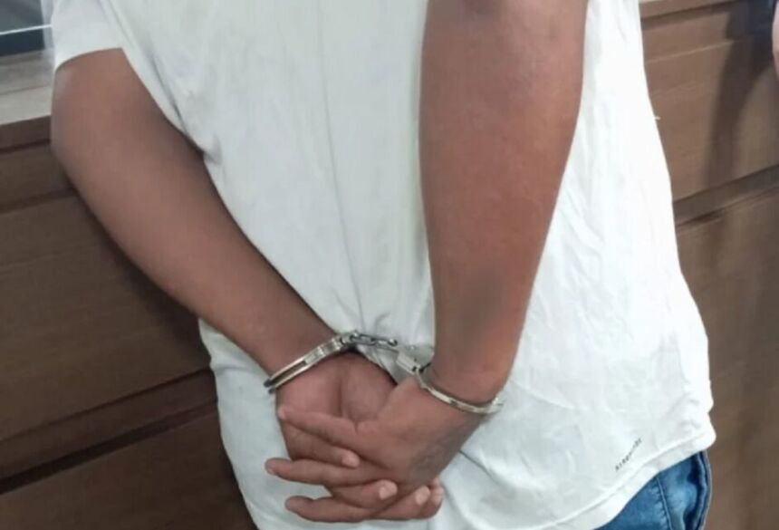 No local, os policiais encontraram o suspeito em visível estado de embriaguez e bastante exaltado