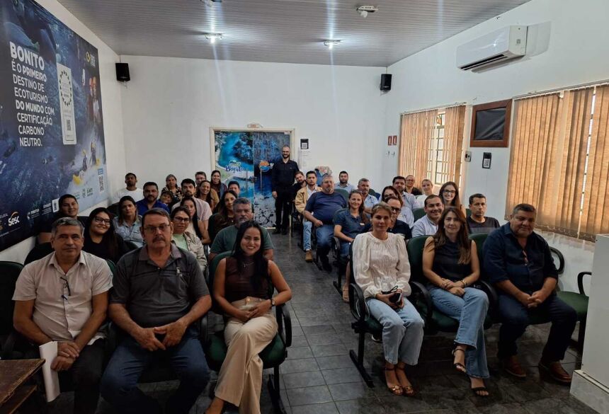 Durante a reunião, foram abordados temas essenciais para o funcionamento da administração pública, como a documentação obrigatória para admissão de servidores