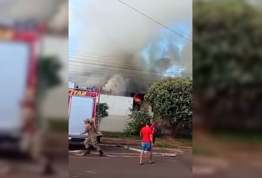 O Corpo de Bombeiros foi acionado e conseguiu controlar as chamas, mas parte da estrutura da residência foi consumida pelo fogo