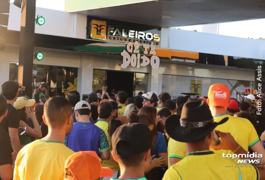 A Força Tática da Polícia Militar realizava rondas no evento quando identificou dois homens brigando e trocando agressões