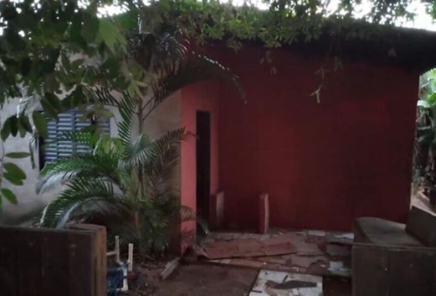 O homem ouviu os pedidos de socorro de sua vizinha e foi até a residência dela