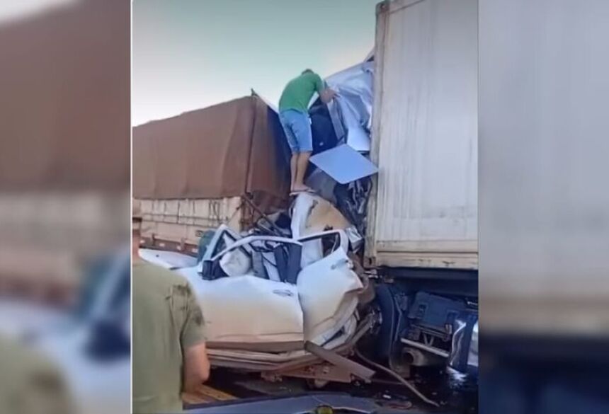 O casal estava a bordo de uma caminhonete S-10, parado na fila do "Pare e Siga" na pista da rodovia federal