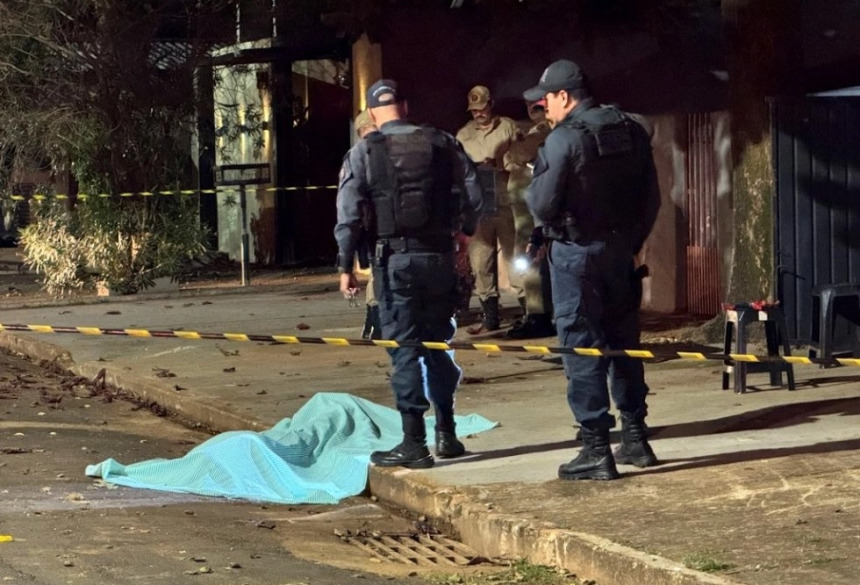Ainda conforme o relato da testemunha, a vítima tentou reagir e avançou contra os criminosos 