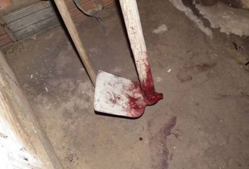 Ao chegar ao local, os policiais encontraram a vítima com sangramento na cabeça e na testa