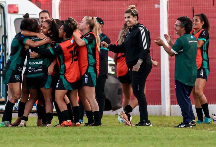 Jogadoras do Pantanal comemoram gol na goleada sobre o Penarol em casa (Foto: Rodrigo Moreira/@rmp.fotografia)