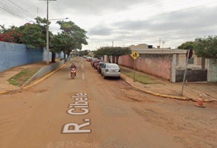  Para se defender das agressões, a jovem pegou um pedaço de espelho e acabou realizando um corte no braço da mulher