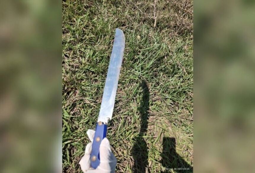 A Polícia Militar chegou ao local e encontrou o suspeito ainda portando a arma branca