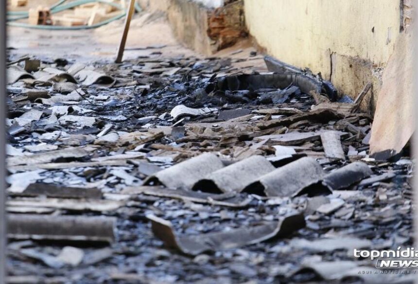 O irmão menor de idade da vítima afirmou que viu o suspeito de 23 anos ateando fogo na residência