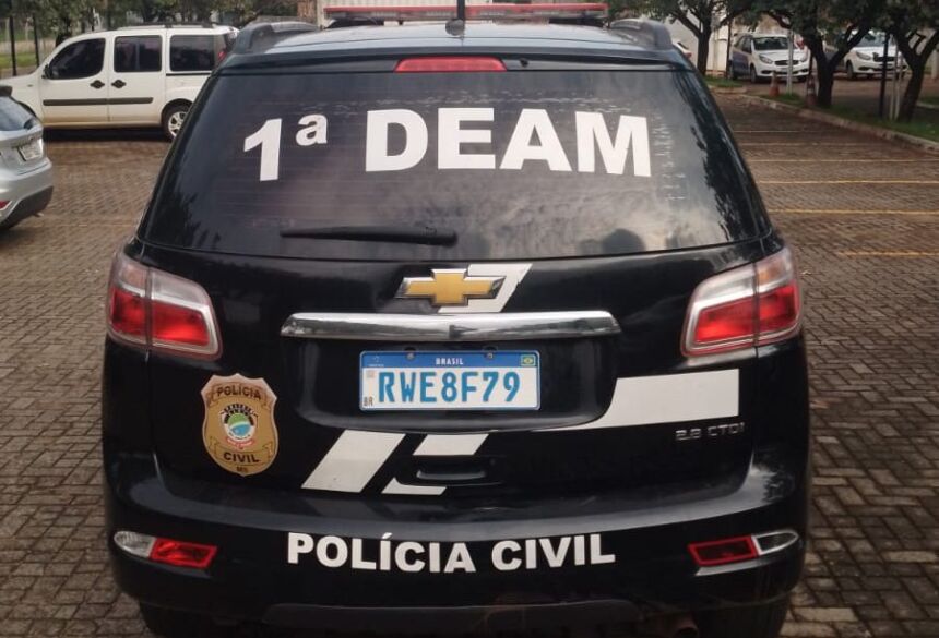A equipe foi chamada a um mercado local para atender à chamada de um homem tentando agredir a esposa dentro do estabelecimento