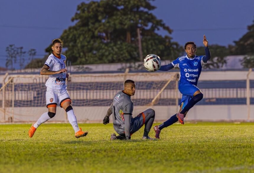 Ivinhema não aproveitou as chances que criou para vencer jogo com o lanterna em casa (Foto: Ribero Jr)