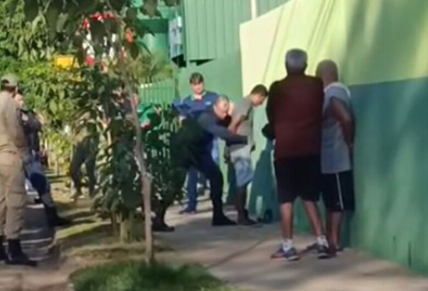 Ele estava armado com faca, portava droga e causou pânico entre aluno e professores