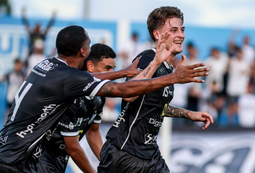 Titi comemora o gol que marcou e abriu o caminho para vitória do Galo no Jacques da Luz (Foto: Rodrigo Moreira/@rmp.fotografia)