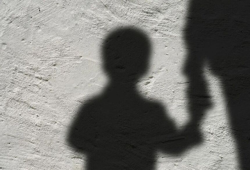 Ainda conforme a polícia, o homem foi condenado a 12 anos de prisão em regime fechado com base no artigo 217-A do Código Penal