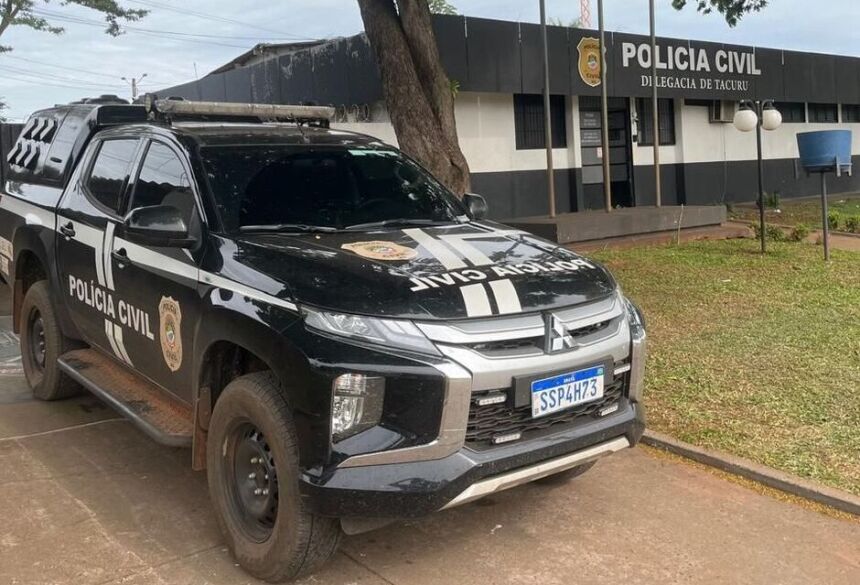 Os policiais também constataram que a porta de uma das salas estava com o vidro quebrado