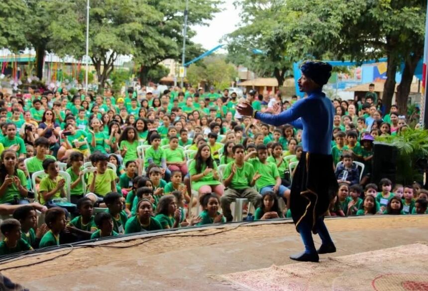A Prefeitura convida toda a população para participar deste momento especial e celebrar os 10 anos da feira literária