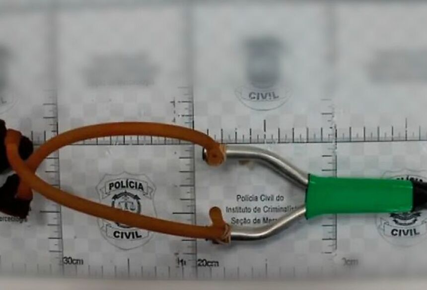 Ainda conforme o relato, o suspeito utilizou um estilingue para lançar uma pedra, que atingiu diretamente o olho esquerdo da vítima