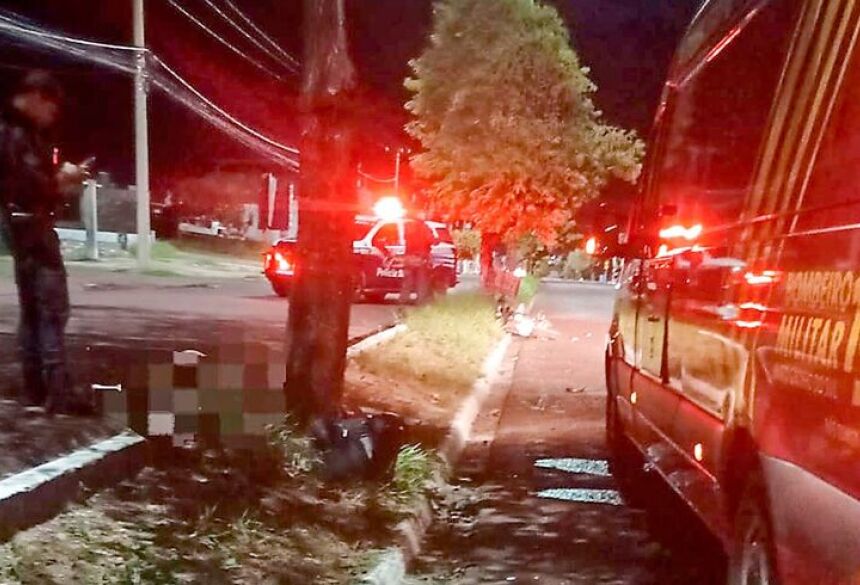 A motocicleta colidiu inicialmente contra o canteiro central da via
