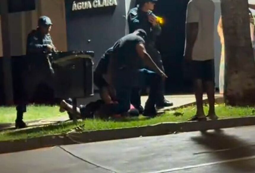 O suspeito decidiu ir até a unidade policial por conta própria, mas, ao chegar ao local, iniciou uma discussão com um policial civil