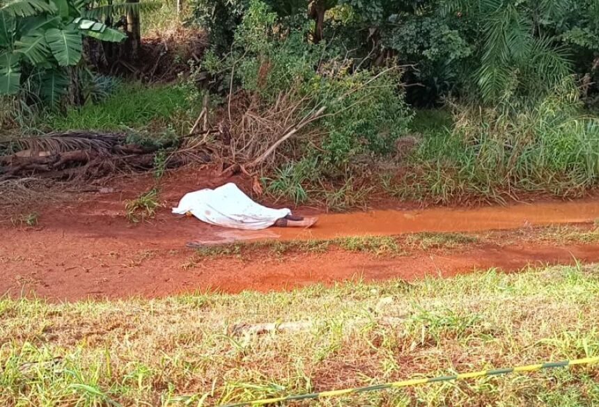 O corpo da vítima, um homem ainda não identificado, foi encontrado em uma vala próxima a um pesqueiro do município