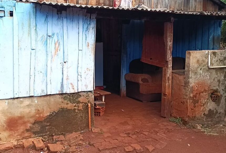 Os peritos também identificaram indícios de que a vítima possivelmente não morreu sobre a cama 