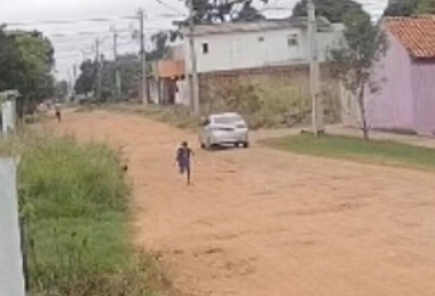 A mãe de duas crianças se assustou ao ver as filhas chegando em casa com as mãos machucadas e pálidas de susto