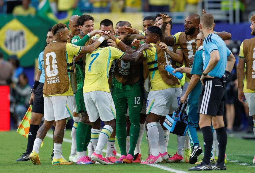 Jogadores do Brasil comemoram um dos gols de Vini Jr (7) na partida em Miami (Foto: Rafael Ribeiro/CBF)