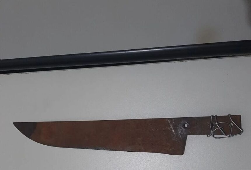  A vítima teria conseguido pedir socorro a uma vizinha após ser esfaqueada.   Segundo informações do TopMídiaNews, a vítima relatou a polícia que foi esfaqueada 
