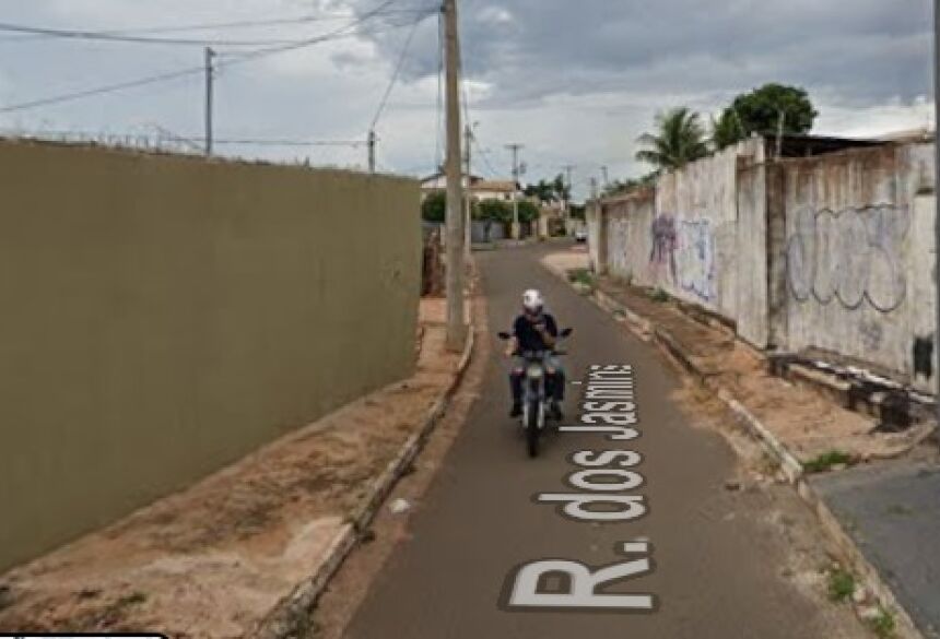 Em uma tentativa de atingir a mulher, o homem acertou o para-brisa do carro com a barra de ferro e danificou o veículo