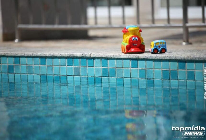 A criança foi encontrada dentro da piscina, já desacordada